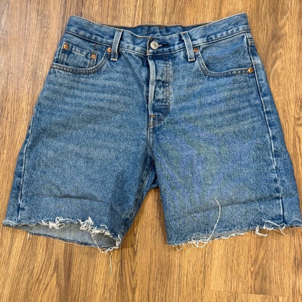 Levis 501 Premium Women Cutoff Shorts Medium Wash Blue Denim W25